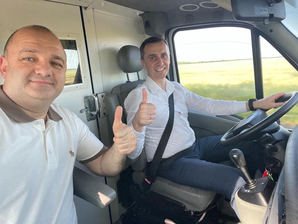 Автомобіль швидкої дщопомоги додатково завантажили медикаментами та турнікетами