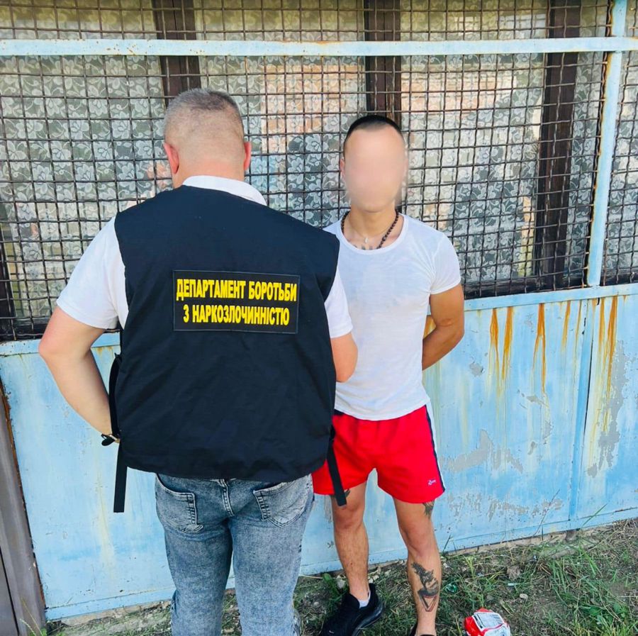 Поліцейські виявили полімерний пакет з амфетаміном на 30 000 гривень