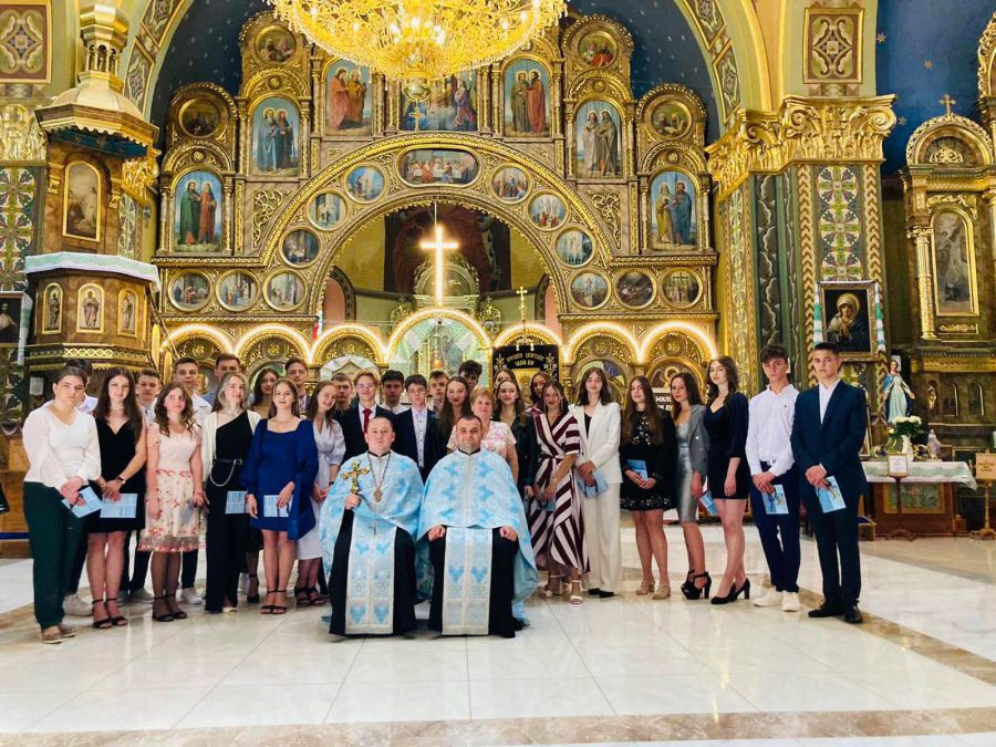 Випускники отримали пам'ятні вервиці з Меджугор'я