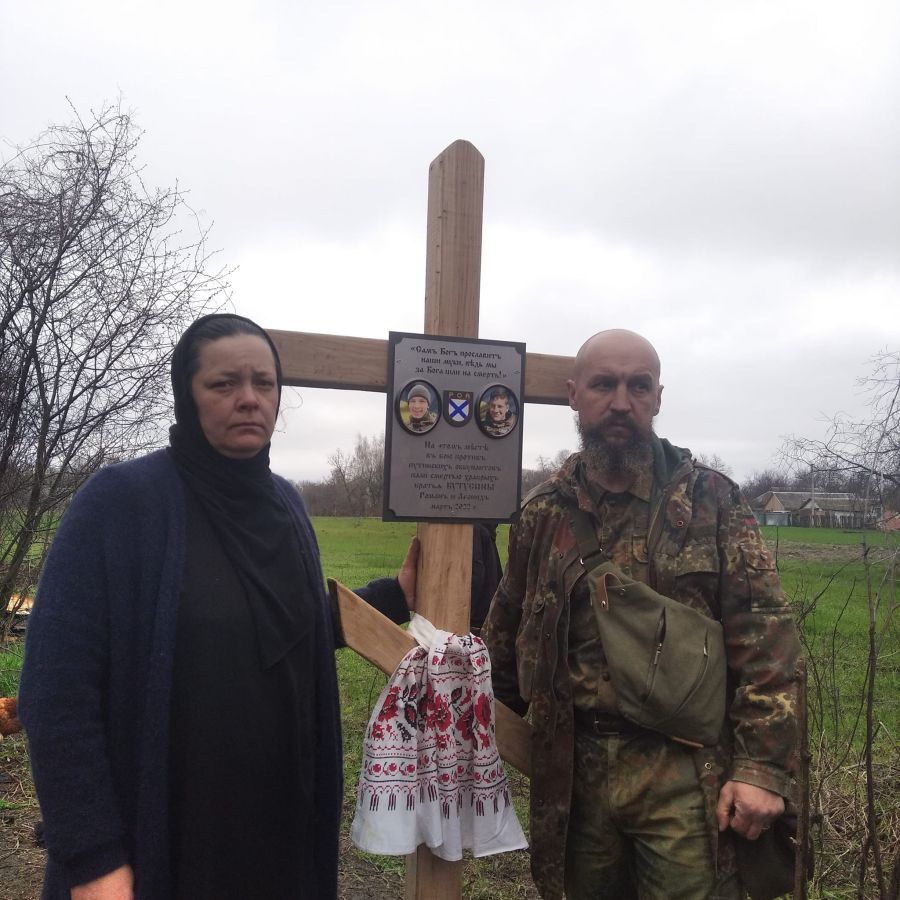 Батьки на місці останнього бою своїх синів у селі Лукашівці на Чернігівщині