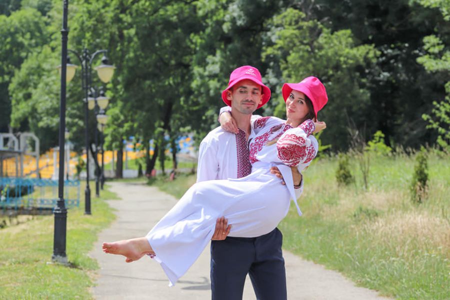 Подарунком для молодят став символ перемоги Kalush Orchestra на Євробаченні — рожева панама. Фото: Міська рада