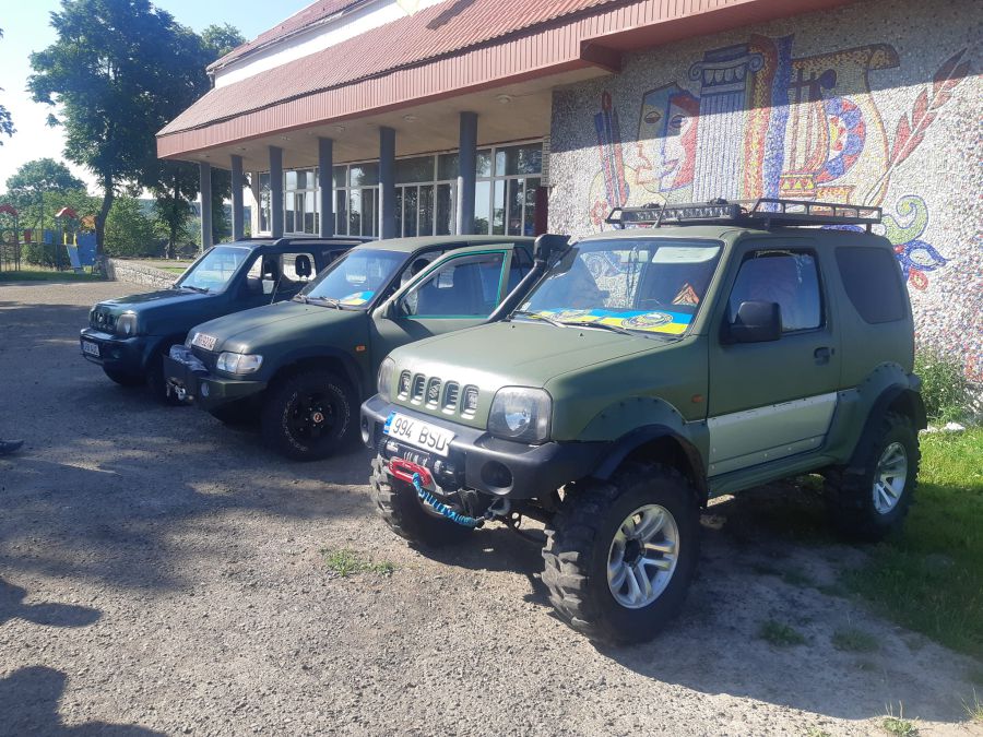 Освячені автомобілі відправили на фронт з побажаннями і малюнками для українських захисників