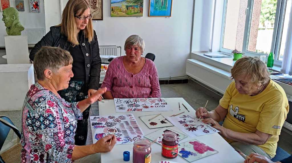 У петриківському розписі завжди переважали рослинні візерунки, здебільшого — квіткові