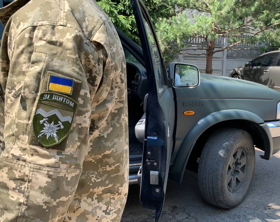 Крім авто, військовим 10-ї бригади передали ліки і таблетки для знезараження води