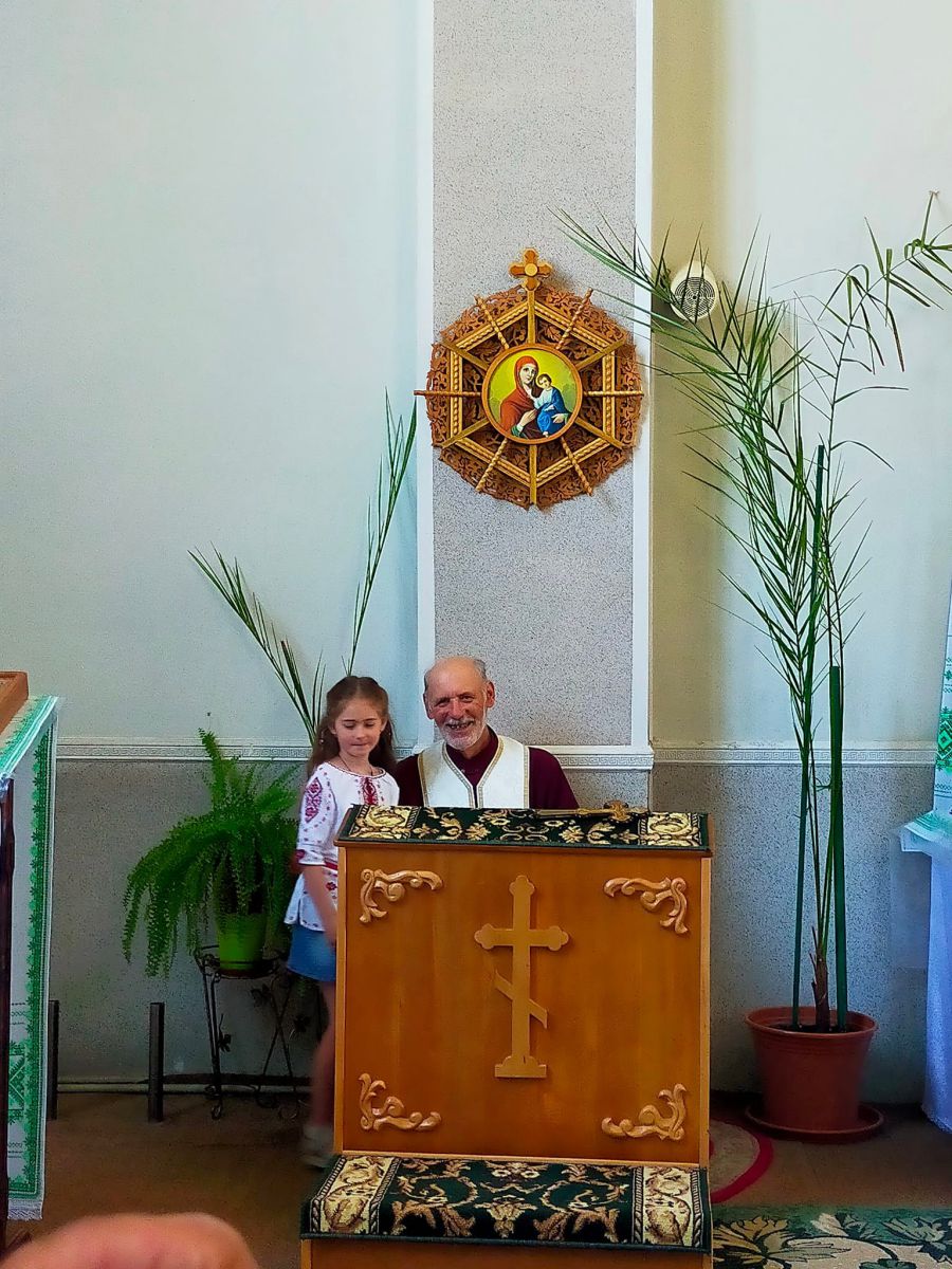 Незмінного настоятеля і будівничого храму о. Григорія Мороза вітали і найменші парафіяни. Фото: Ольга Івасів
