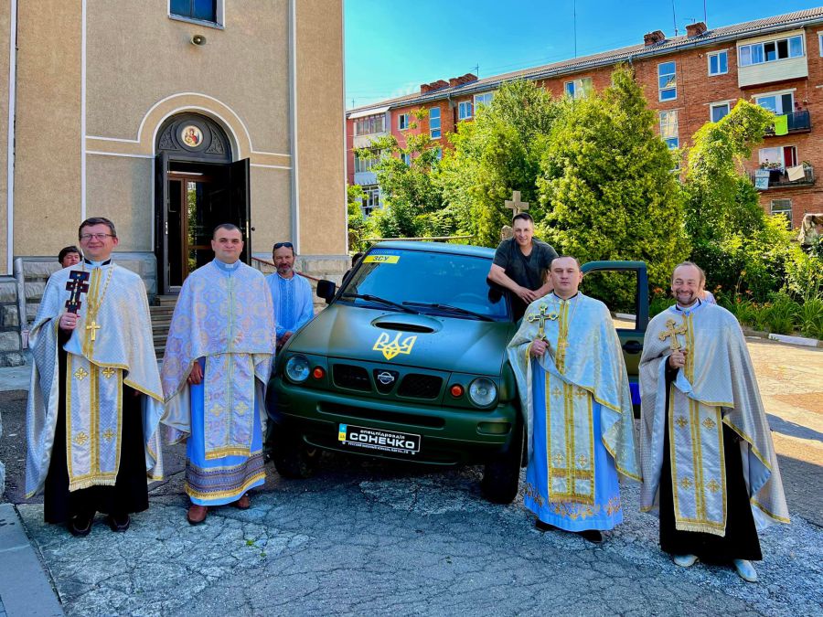 Священники 100-річного храму освятили автомобіль для захисників України. Фото: Сергій Катрич