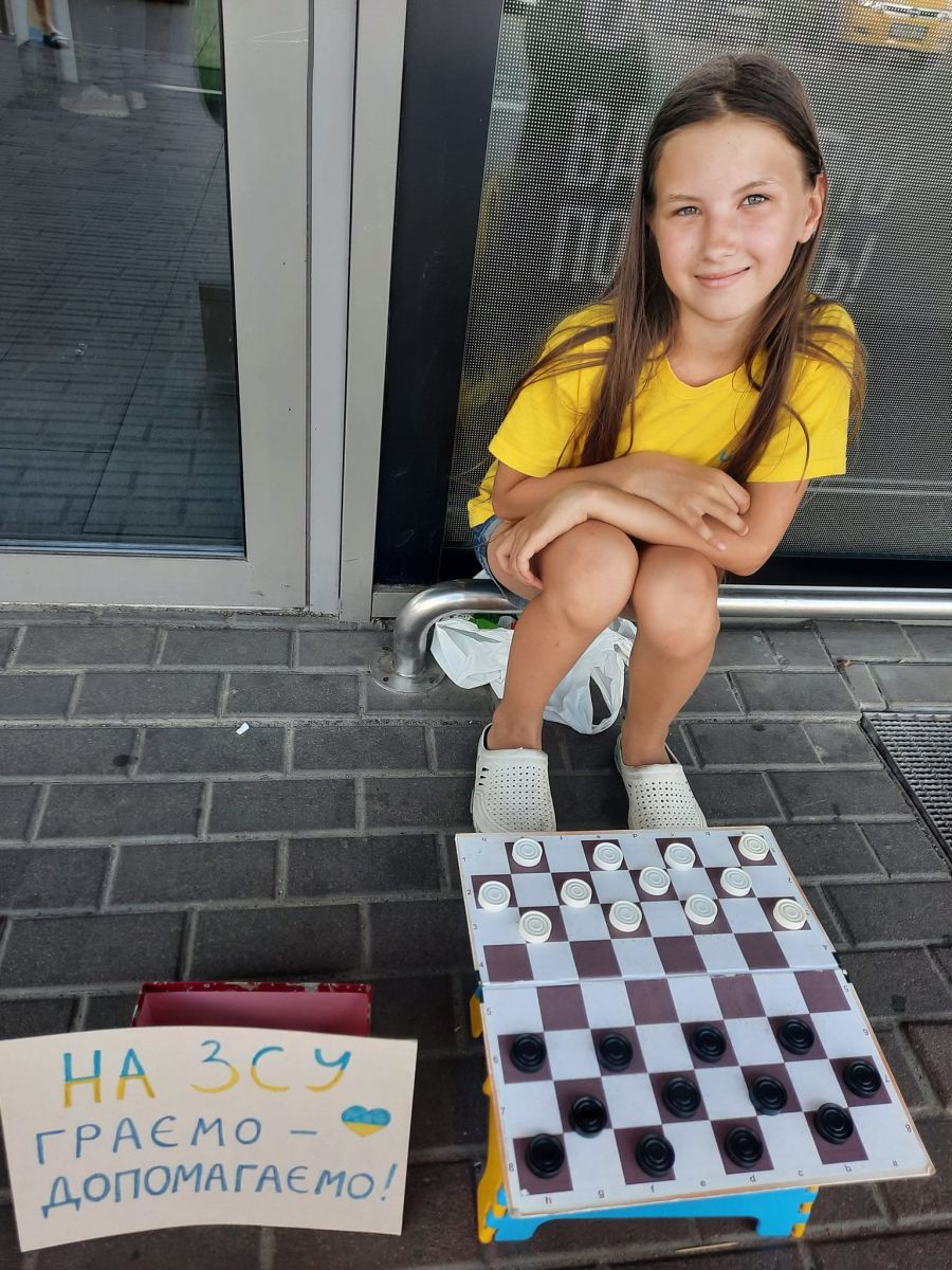 Валерія допомагає ЗСУ, граючи в шашки з бажаючими