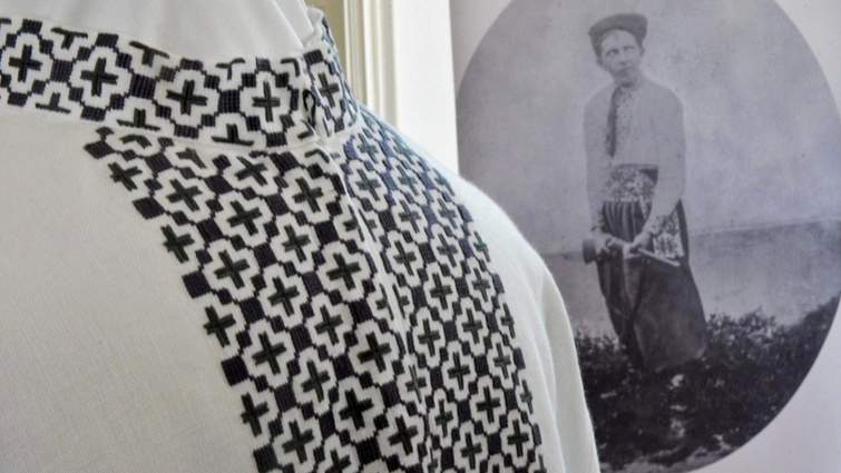Тетяна Зез за фотографією Степана Бандери у вишиванці відтворила орнамент його сорочки