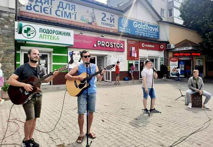 Імпровізований концерт просто неба відбувся на "п'ятачку"