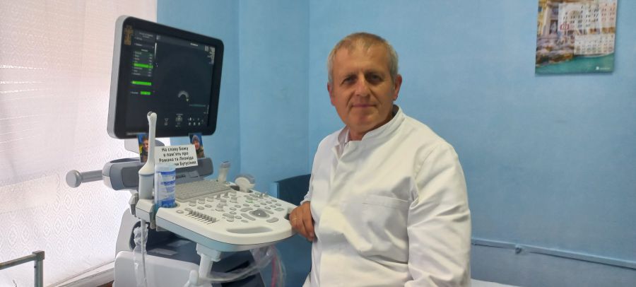 Степан Якимів біля подарованого Бутусіними УЗД-апарата