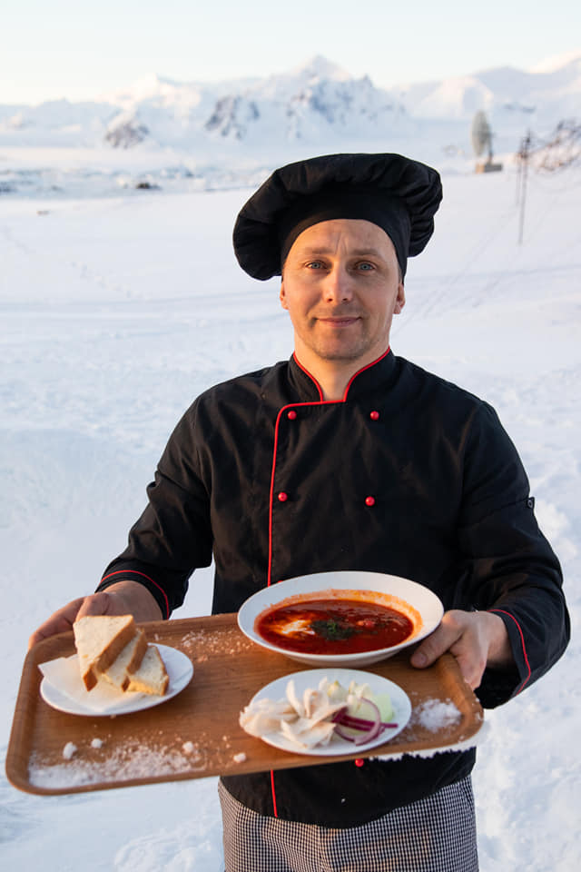 Незамінний складник антарктичного борщу — копчена підчеревина. Причому на станції Олег її готує сам