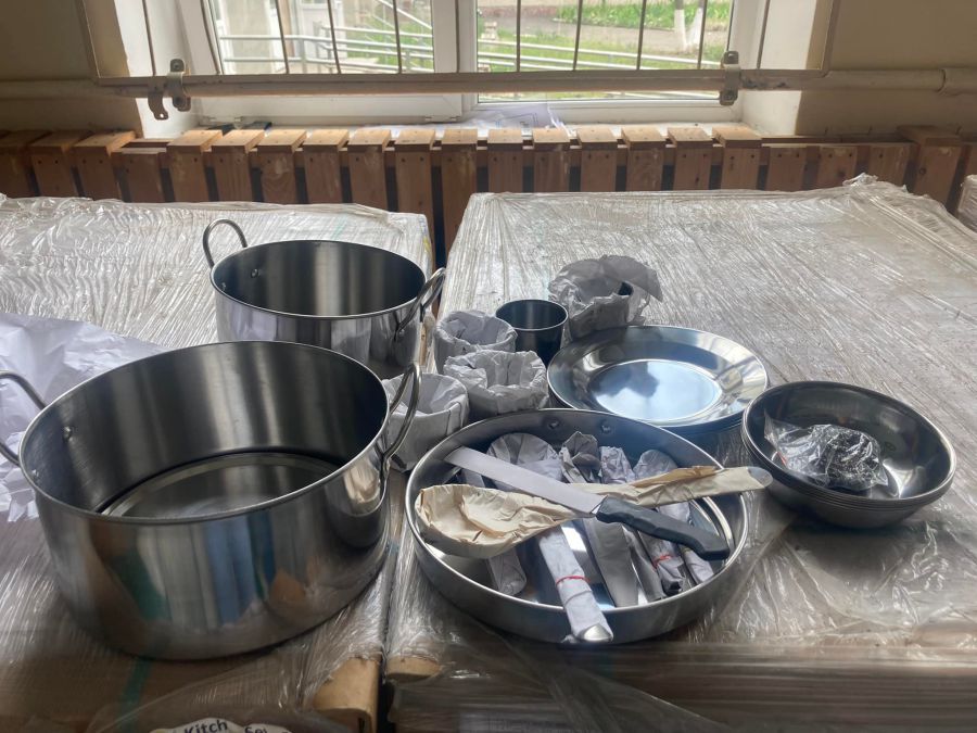 До кухонних наборів входять і каструлі, і ножі та тарілки