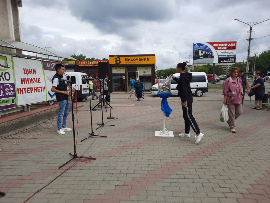 Калушани ділилися грошима для допомоги захисникам України