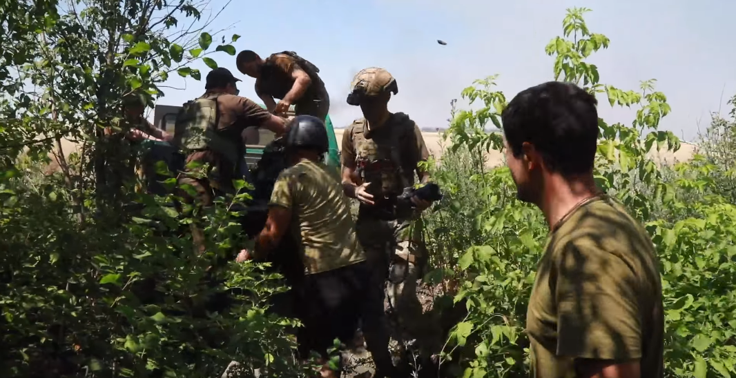 Під обстрілами, на шаленій швидкості по бездоріжжю хлопці везуть міни і провіант своїм побратимам