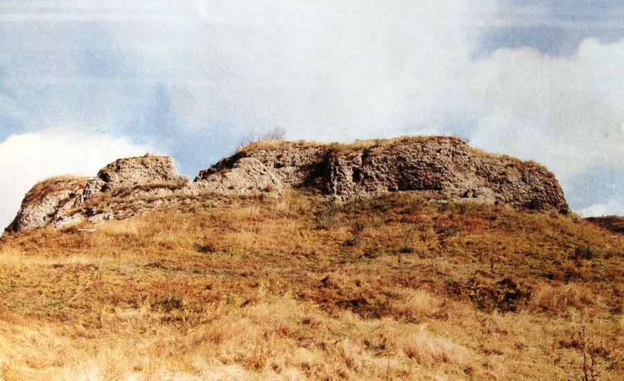 Наскельне зображення Богородиці й Ісуса, очевидно, відігравали роль храмового вівтаря