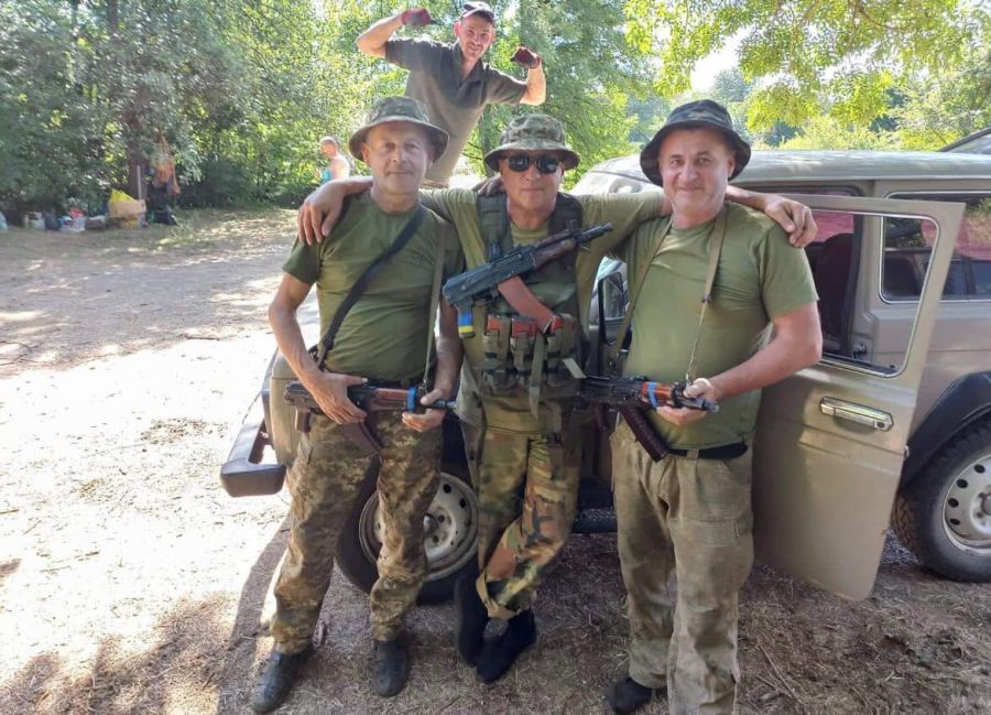 З ладу вийшло останнє авто калушанина та його побратимів, а вони долають десятки кілометрів на день