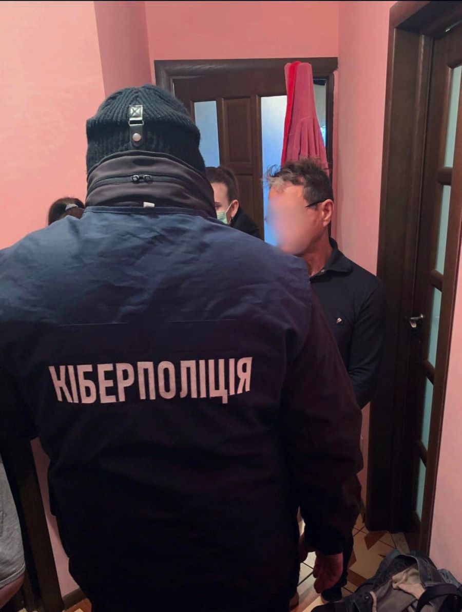 Аферист виводив кошти на власні карткові рахунки