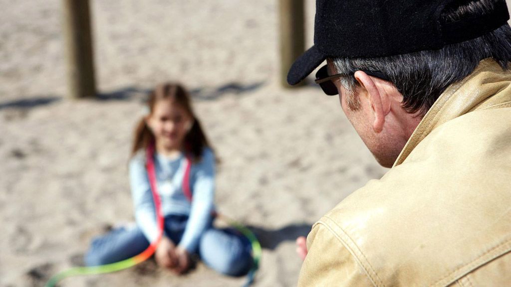 Ілюстроване фото. 55-річний чоловік розбещував дитину та знімав все на телефон