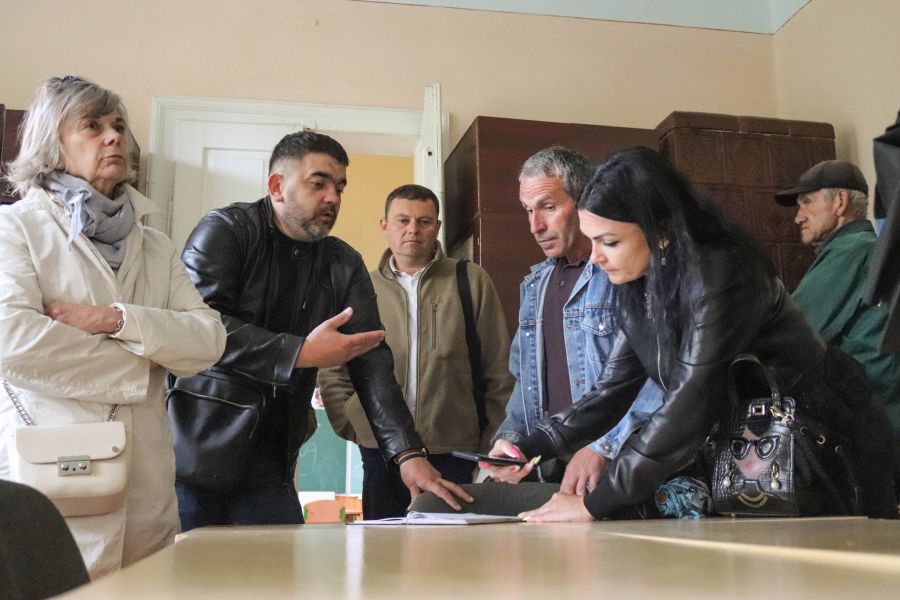 Понад 70 людей продовжують проживати у закладах освіти, тому громада шукає варіанти. Фото: Міська рада