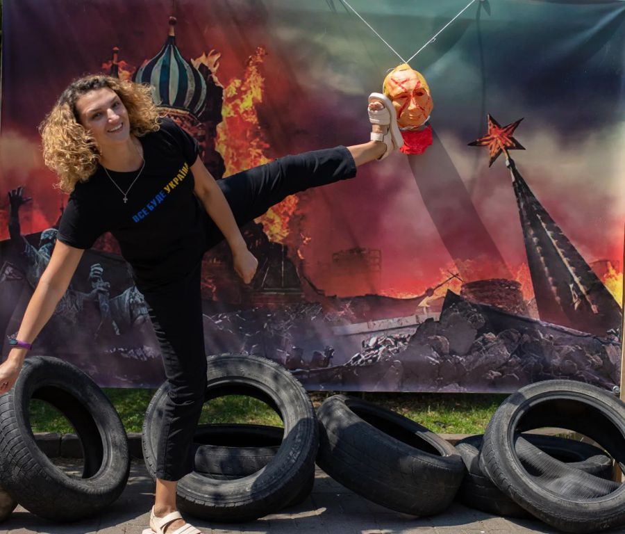 Через таку фотозону калушани передавали ворогу негативну енергетику для закінчення війни. Фото: Марічка Каназирська