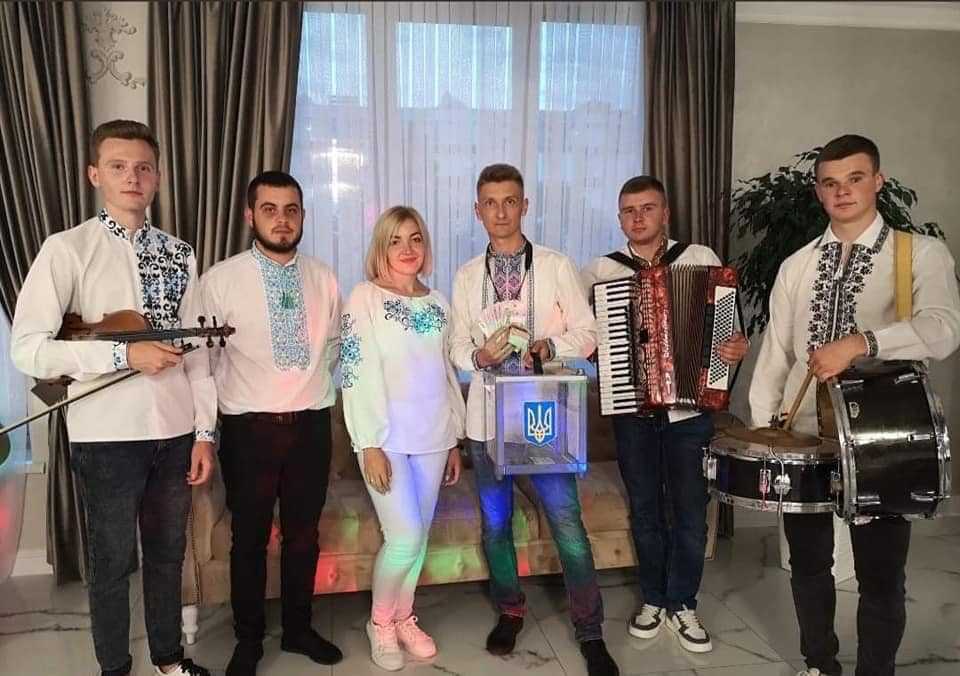 Музиканти співали просто неба, щоб допомогти батькові Тетяни Студенної