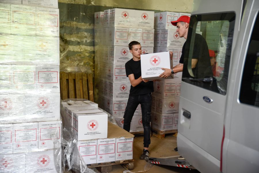 Медичні набори сформовані таким чином, щоби  можна було надати першу медичну допомогу.