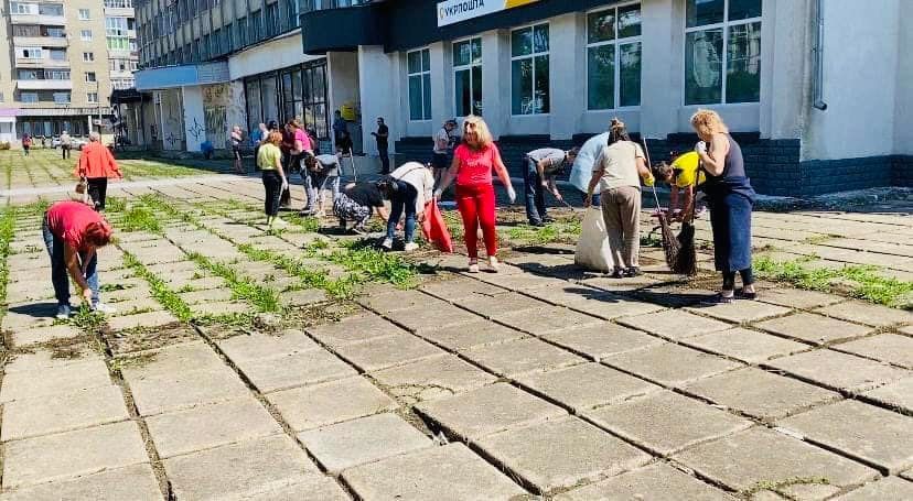 Активісти та внутрішні переселенці прочистили від трави площу біля райвузла поштового зв'язку