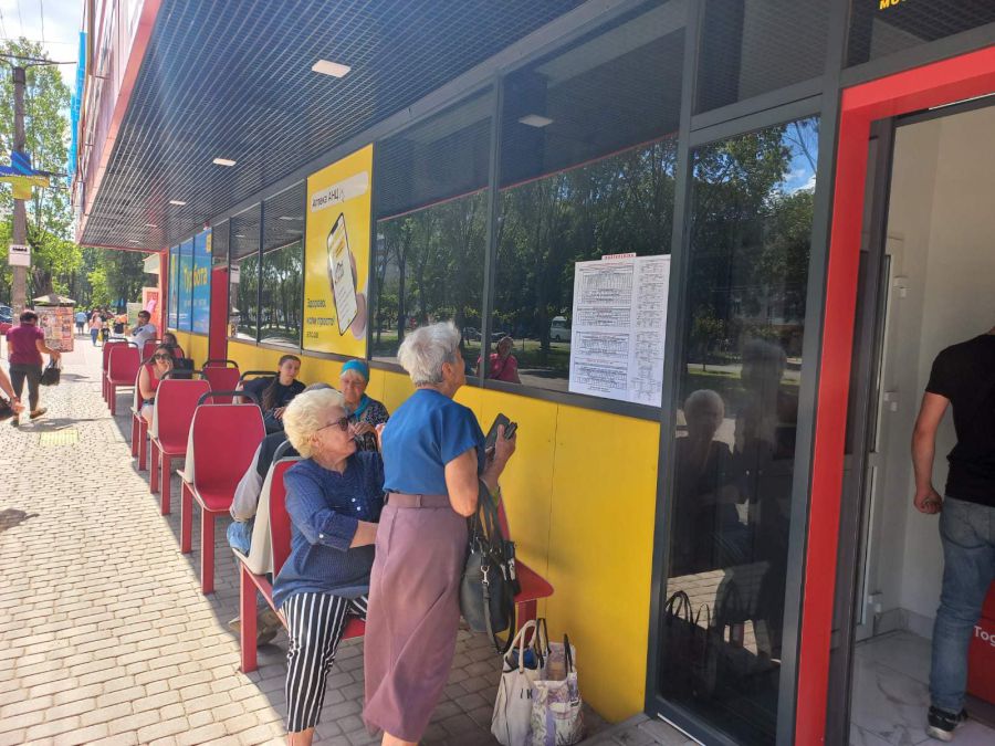 На міських зупинках розміщують інформаційні стенди з новими графіками руху автобусів.  Фото: Міська рада