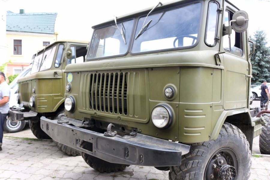 Незабаром на фронт вирушить два ГАЗи-66 та автобус марки Mercedes