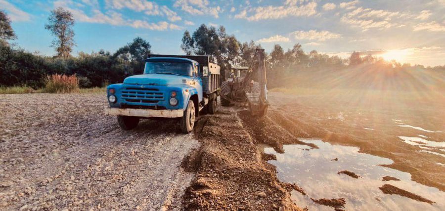 Великогабаритна техніка вибирала з Пруту піщано-гравійну суміш