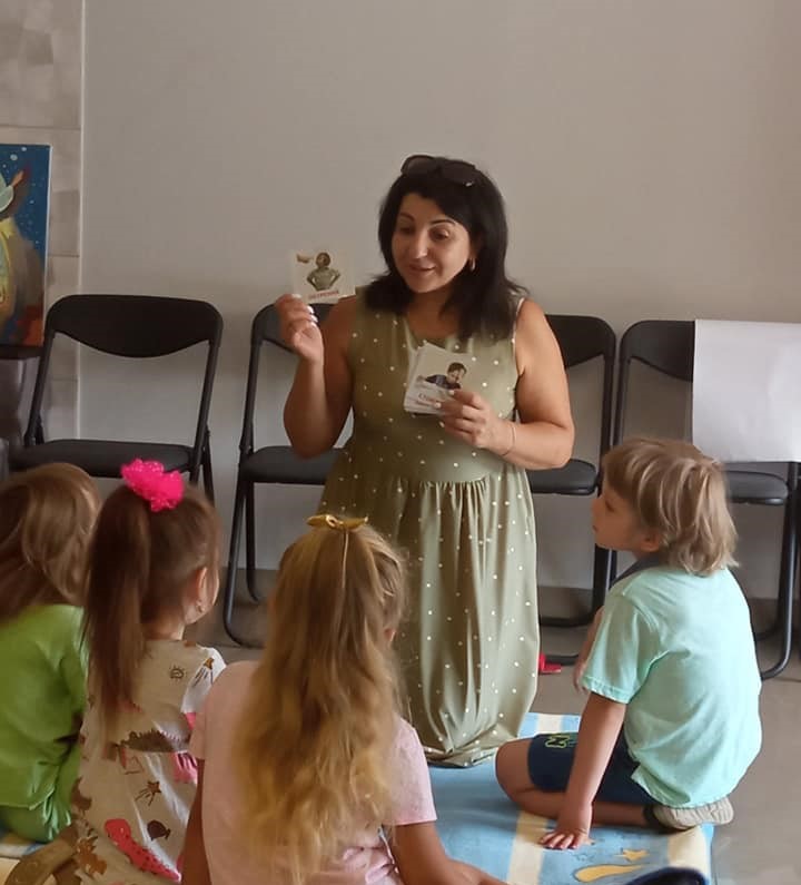 Група "Долоньки" збирається у "Крилах надії" по п'ятницях о 10:00