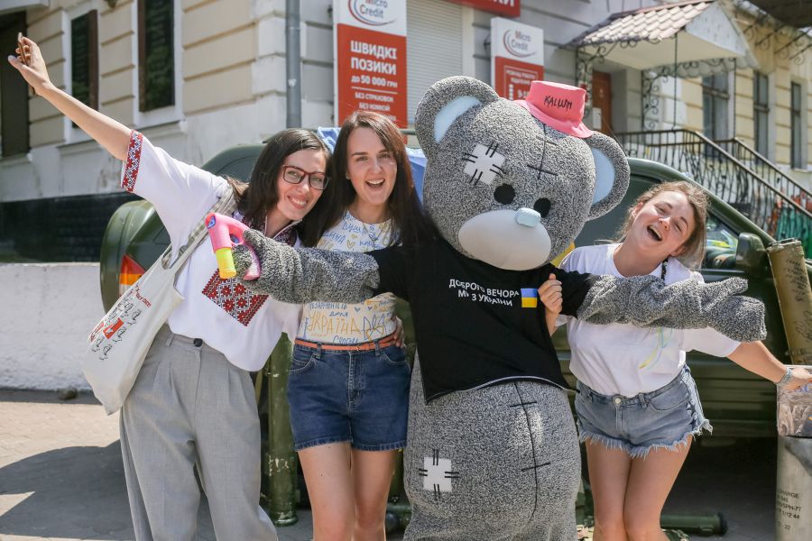 На благодійному ярмарку аніматор Мішка Тедді полонив серця калушанок
