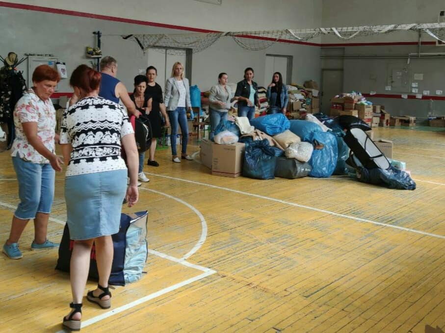 Отримані речі передадуть військовим, а також постраждалим через війну переселенцям, які нині живуть у громаді