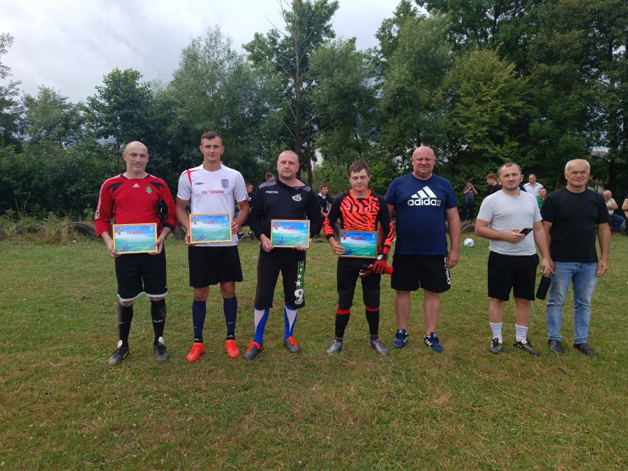 Зібрані 14366 гривень та 20 євро передали мамі захисника Андрія Насаді. Фото: Ігор Кузів