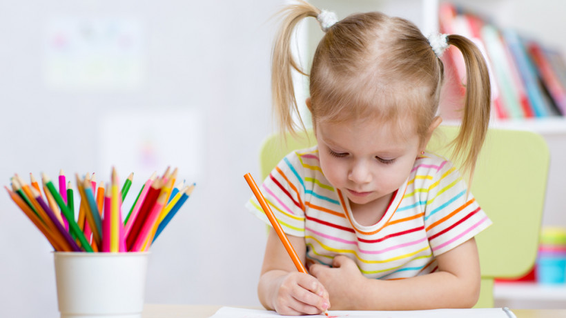 Ілюстроване фото. Усі малюнки відправлять захисникам України на передову