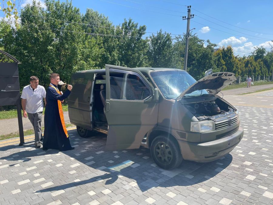 Автівку придбали і освятили для військового з Голиня. Фото: Іван Мазурик