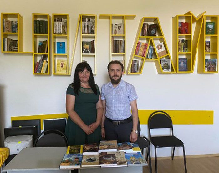 Науковець під час відвідин своєї малої батьківщини подарував книги сільській бібліотеці