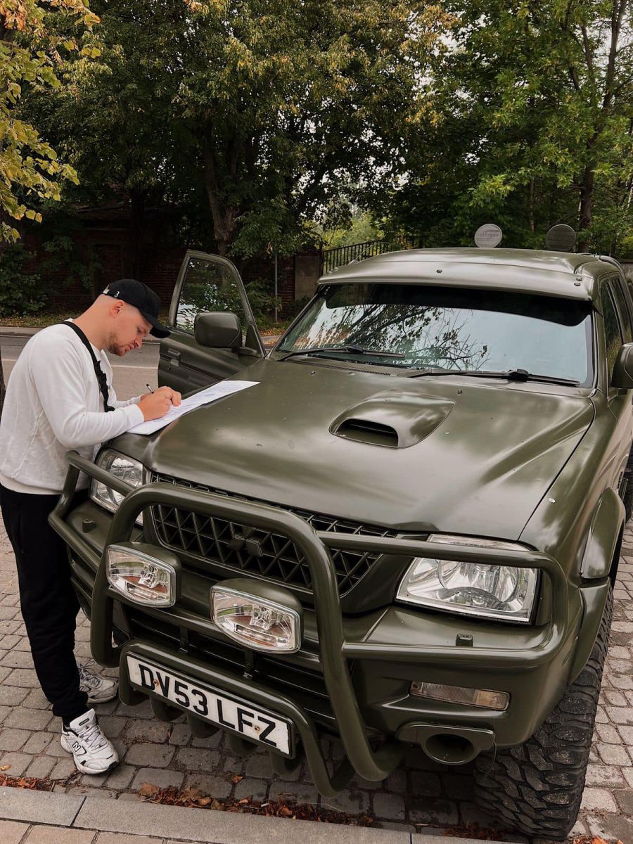 Благодійному фонду Куровських вдалося пригнати вже 42 пікапи для захисників України