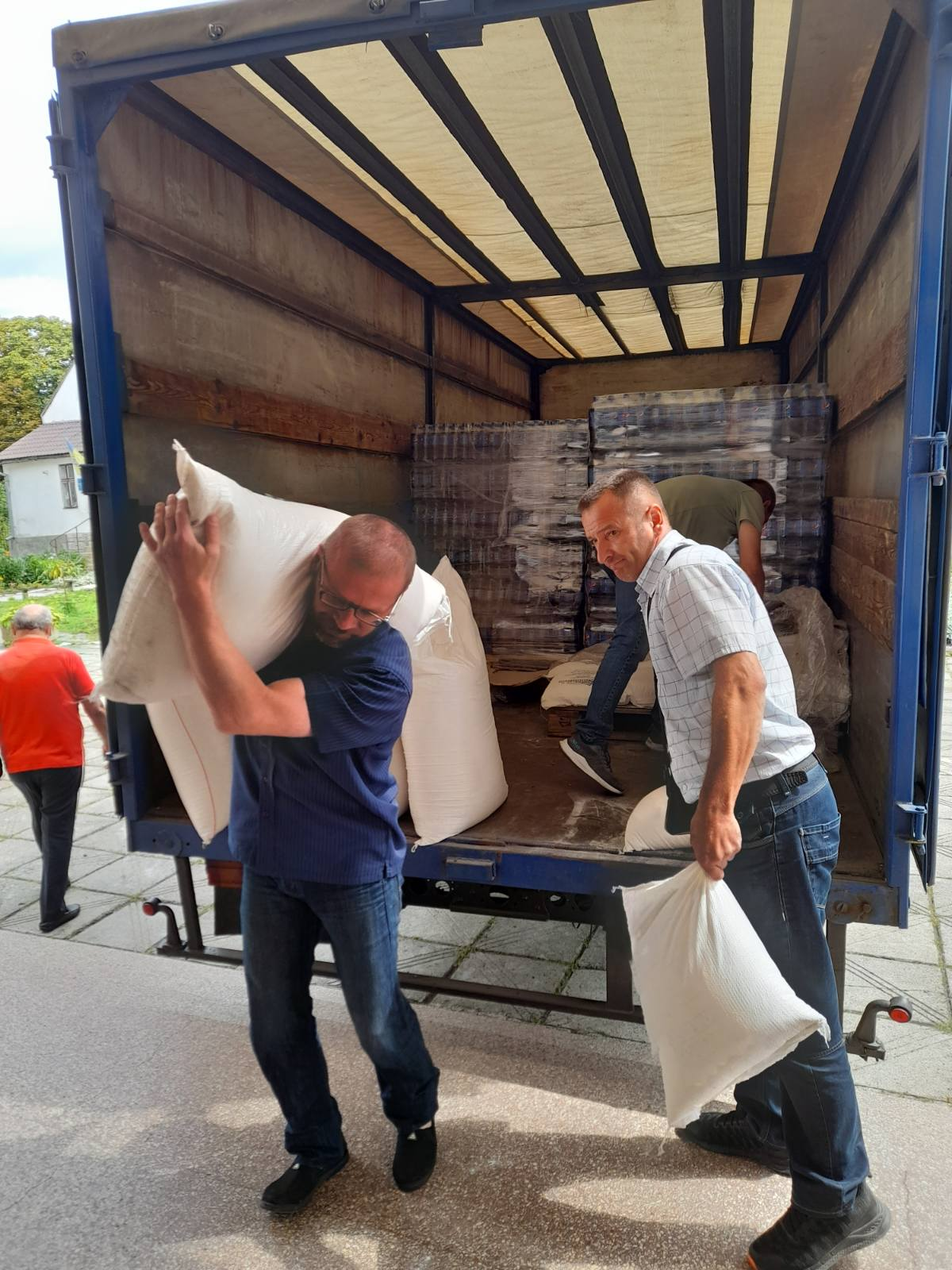 Продукти харчування, які придбали за рахунок пожертв данців, передали соціальним їдальням у Рогатині та Бурштині