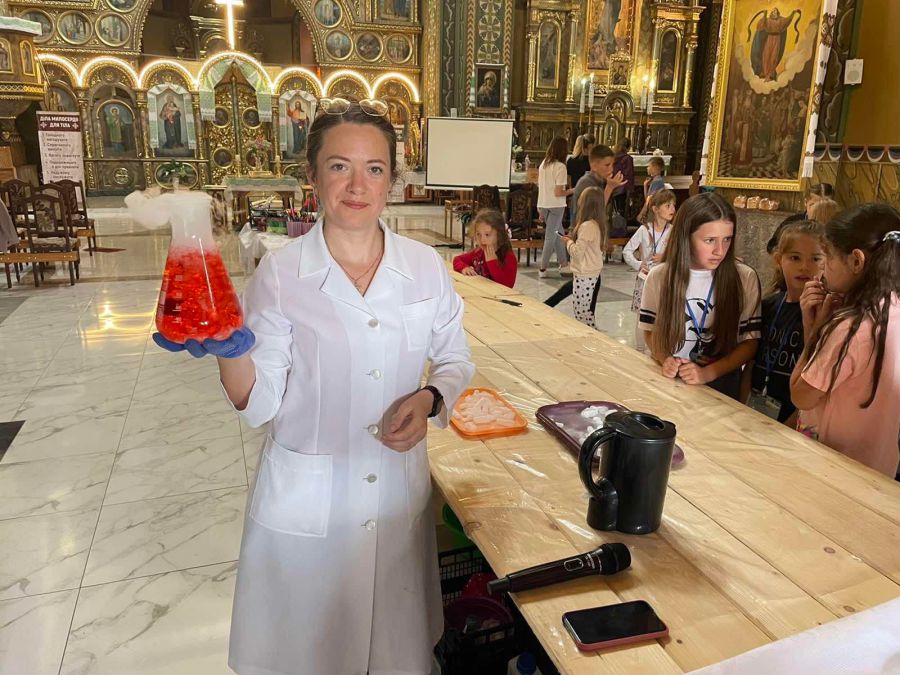 Просто у церкві досліди провела вчителька хімії Калуського ліцею №5 Лариса Беженар