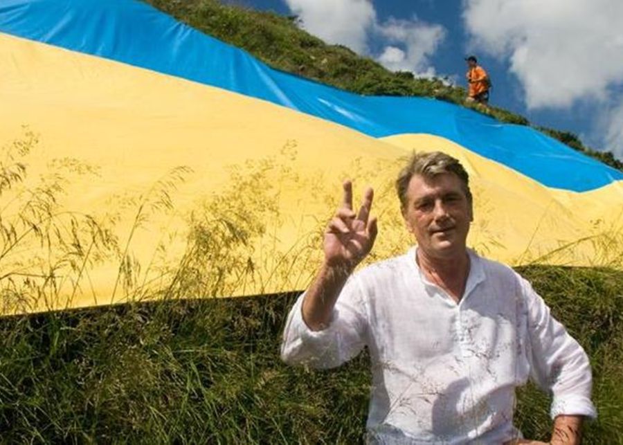 Окрім того, що дуже корисний, мед ще й окрилить наших Героїв на передовій, переконаний Віктор Ющенко