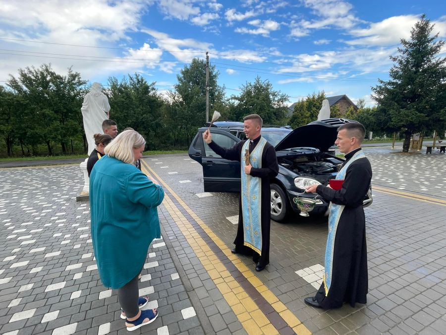 Автівку придбали і освятили для військового з Голиня. Фото: Іван Мазурик