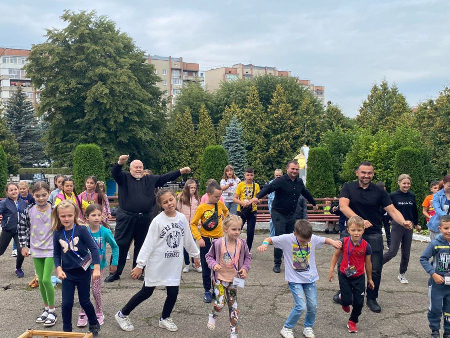 Священник о. Михаїл Бігун танцював із дітьми під "Стефанію" Kalush Orchestra