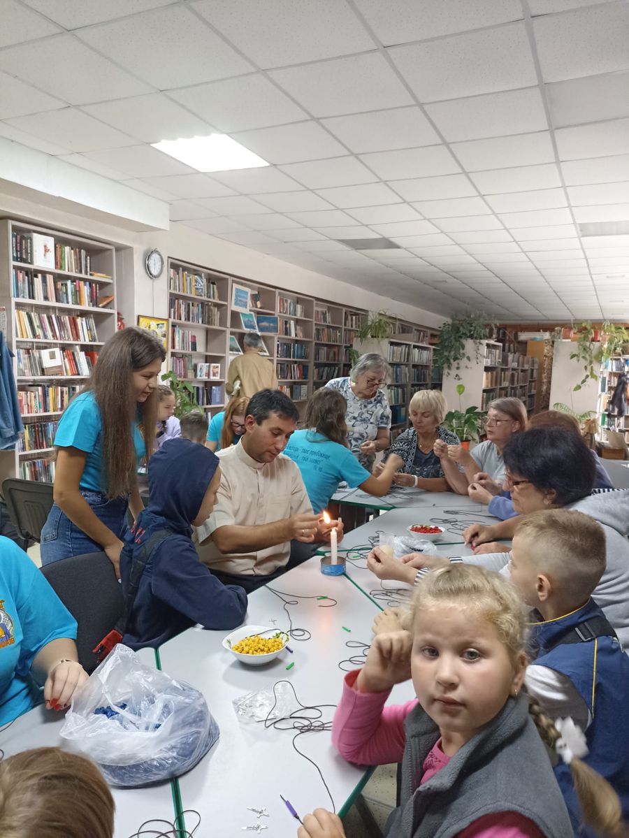 Люди, які прийшли до бібліотеки, сплели більше 20 вервиць, які будуть передані до бійців ЗСУ.