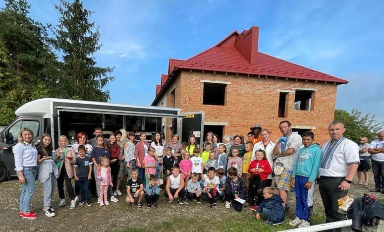 Волонтери зі США, Англії, Шотландії та інших країн привезти сонячний настрій і тепло своїх сердець.