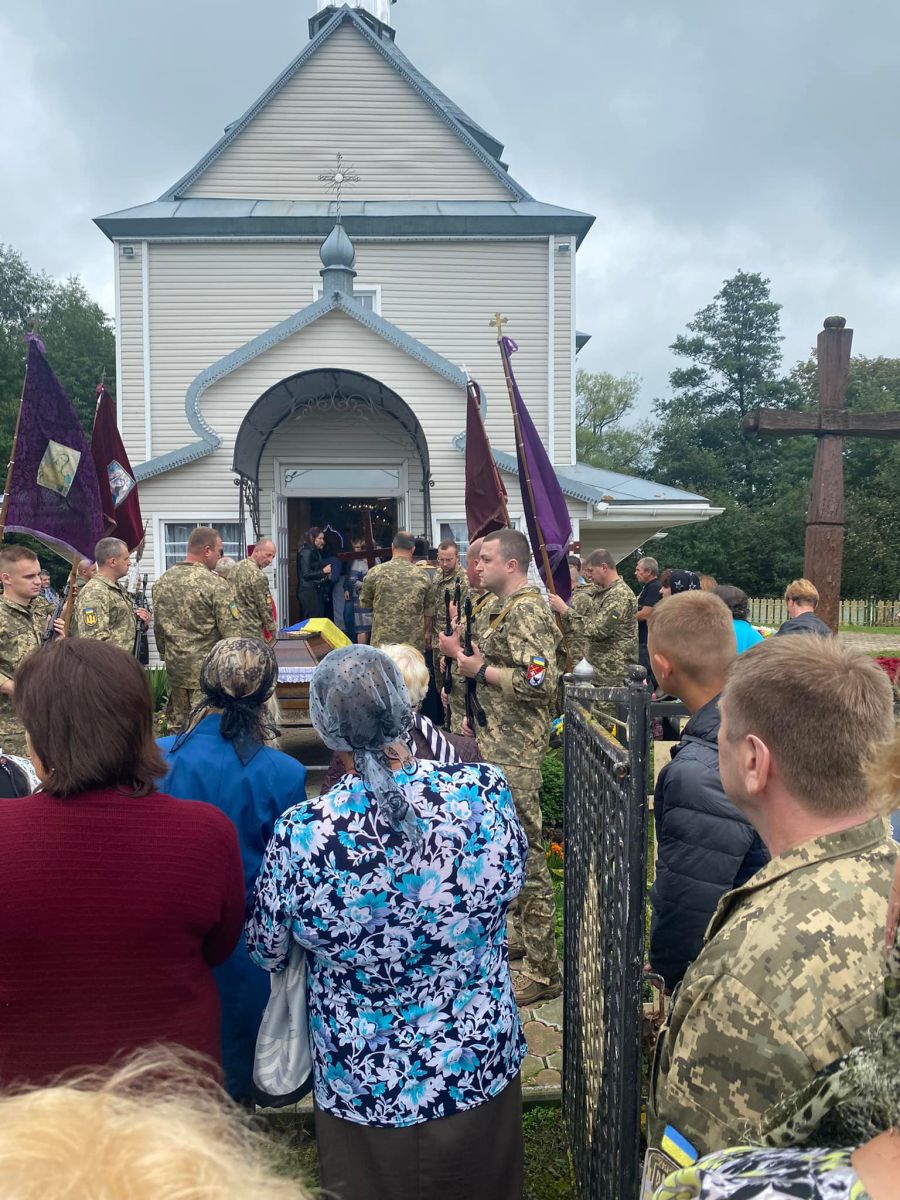 Громада Томашівців провела в останню путь Героя України