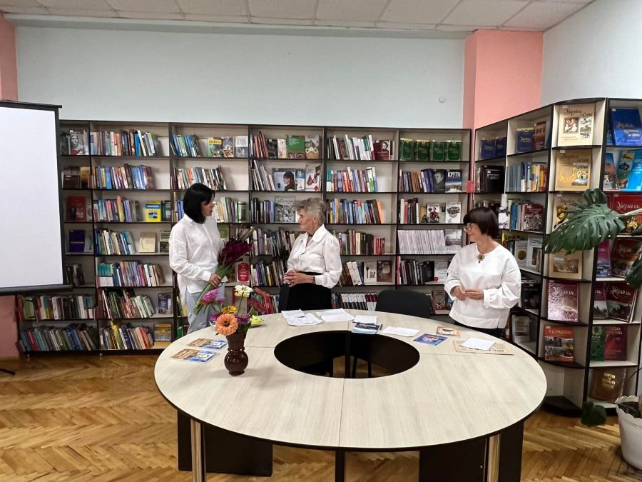 Привітала авторку начальник управління культури, національностей та релігій Любов Джуган