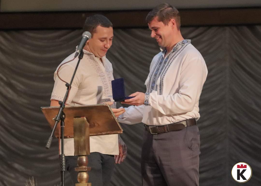 Нагороду отримує керівник ГО "Чисті серця Калуш" Михайло Найда