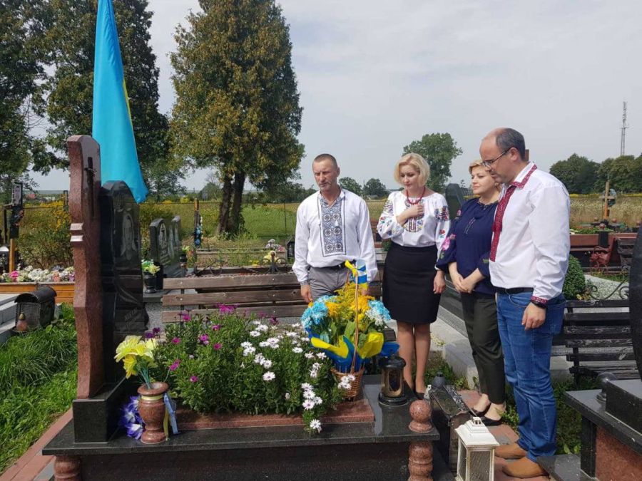 На могилі захисника України у Голині. Фото: Міська рада