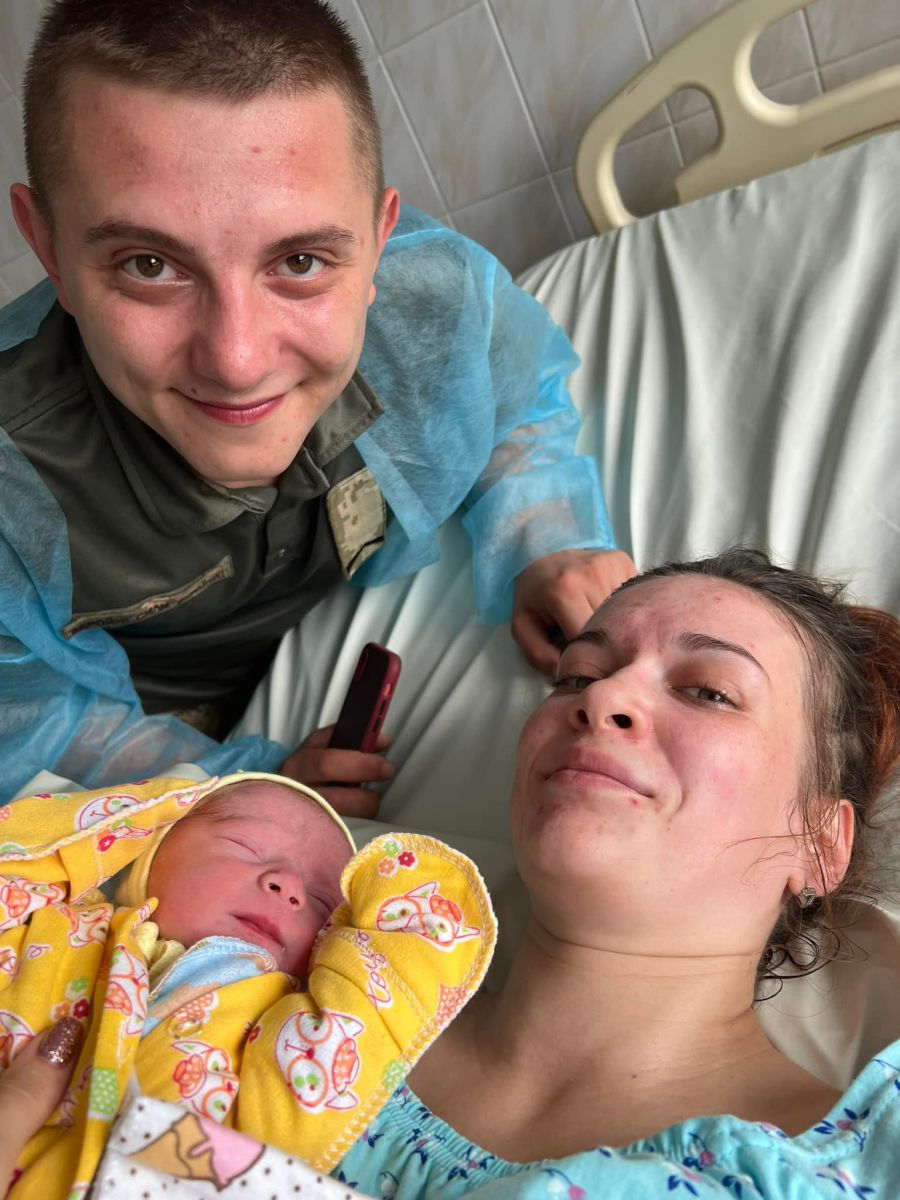 Щасливі батьки щороку святкуватимуть і День Нзалежності, і день народження сина. Фото: Калуський пологовий будинок